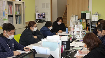 スタッフ同士で協力して効率よく事務作業やミーティングを行う様子