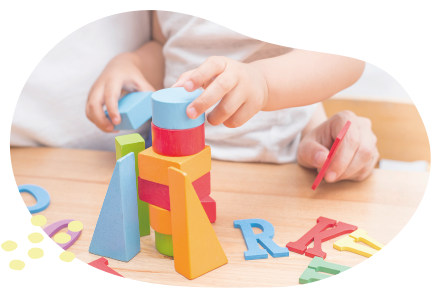 子どもが積み木で遊ぶ様子